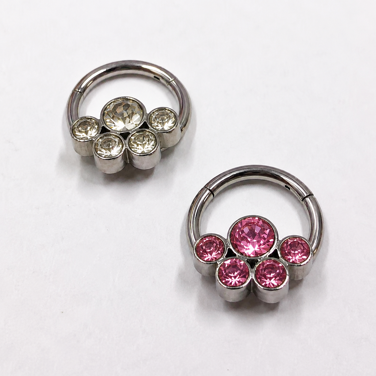 Clicker plateado diseño multistrass