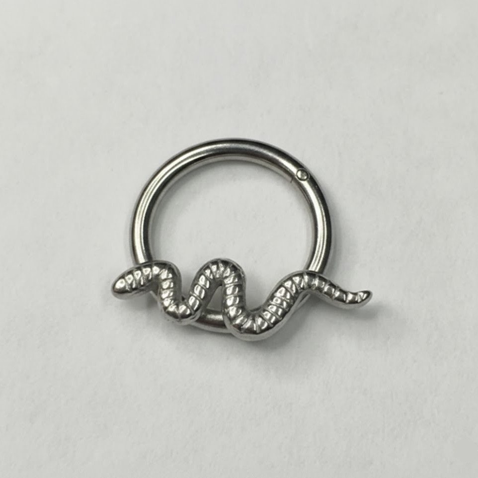 Clicker plateado con serpiente